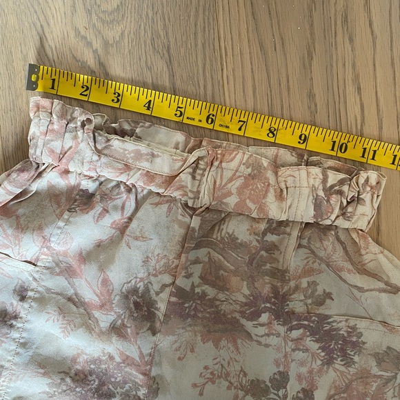 Like new Aritzia 100% silk shorts with pockets - Picture 2 of 6